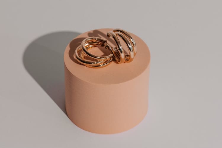 ¿Qué significado tienen los anillos según el dedo?